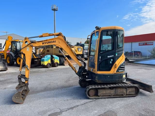 Mini-pelle Hyundai R 25Z-9A avec 3 godets, 2014
