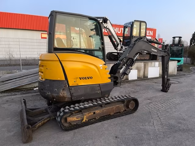 Mini-pelle Volvo EC 35 C avec attache rapide et 2 godets